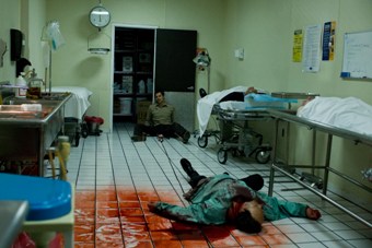 Sheriff David Dutton (Timothy Olyphant) macht Leichen im Leichenschauhaus (Foto: Kinowelt)