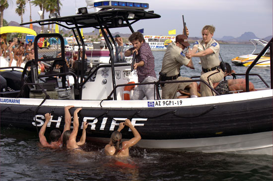 Sheriff Forester (Elisabeth Shue) und ihre Helfer versuchen verzweifelt, die Raubfische zu vertreiben (Foto: Kinowelt)