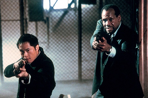 Die Polizisten Sing (Ken Leung, li.) und Tapp (Danny Glover) jagen den Serienkiller Jigsaw (Foto: Studiocanal)