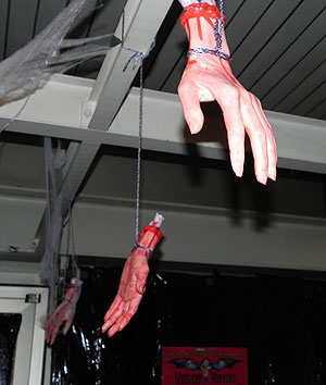 Hand drauf - bizarre Kunst in Bottrop (Foto: Horrormagazin.de)