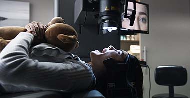 Teddy hilf! Olivias Augenlasern geht ins Auge (Foto: Warner Bros)