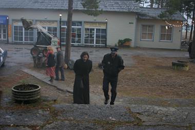 Der Dorf-Sheriff ahnt nicht, dass Ivan gar kein Priester ist (Foto: KNM Media)