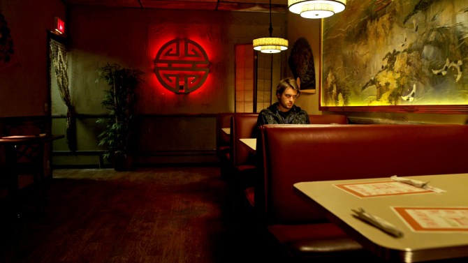 Dave wartet im Restaurant (Foto: Green River Sales/Pandastorm Pictures)
