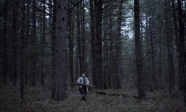 Auch Caleb versucht sein Glück im Wald (Foto: Universal Pictures)