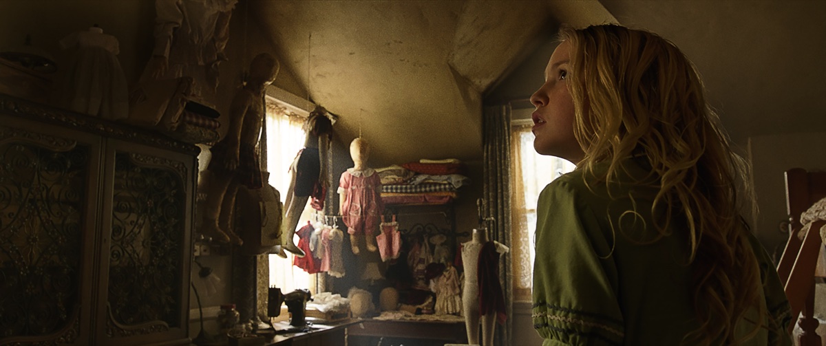 Janice in ihrem neuen Kinderzimmer (Foto: Warner Bros.)