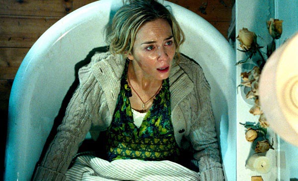 Jetzt ein Bad: Emily Blunt in der Wanne (Foto: Paramount Pictures)