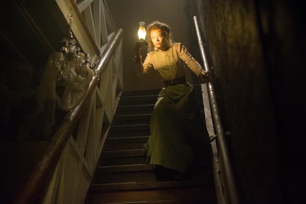 Will Licht ins Dunkel bringen: Sarah Snook als Winchester-Nichte Marian Marriott (Foto: Splendid Film)
