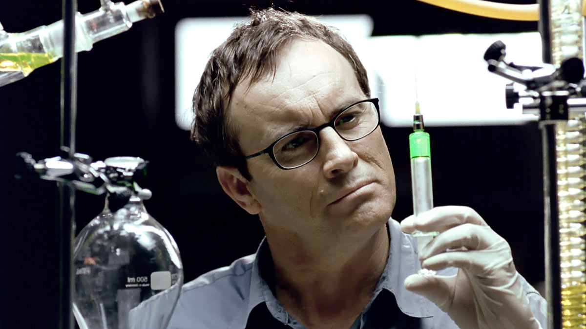 Genie oder Irrer? Herbert West (Jeffrey Combs) mit seinem Grünzeug (Foto: Capelight Pictures)