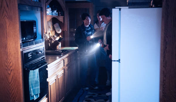 Kurzer Küchen-Klön: Die Jungs besprechen die Lage (Foto: Pandastorm Pictures)