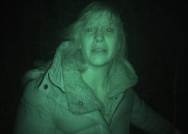 Jenny bekommt es im Dunkeln mit der Angst zu tun (Foto: Sony Pictures Home Entertainment)